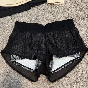 Hotty Hot Low Rise 2.5 Lululemon Shorts